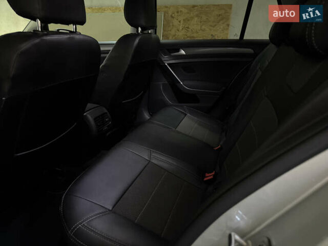 Серый Фольксваген e-Golf, объемом двигателя 0 л и пробегом 72 тыс. км за 13500 $, фото 17 на Automoto.ua