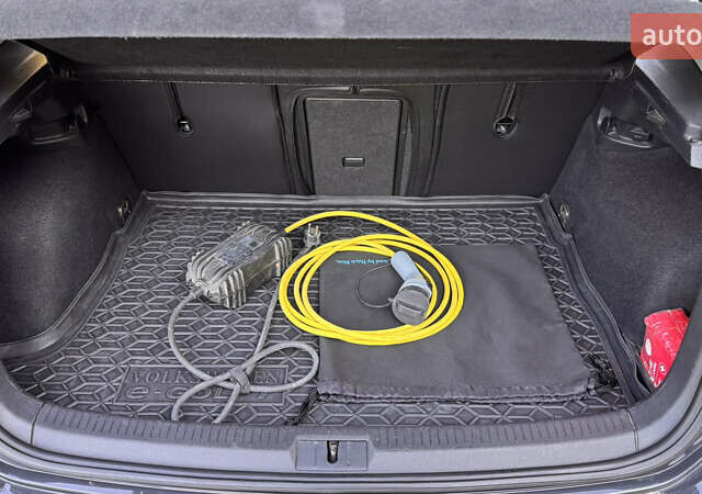 Серый Фольксваген e-Golf, объемом двигателя 0 л и пробегом 96 тыс. км за 15300 $, фото 8 на Automoto.ua