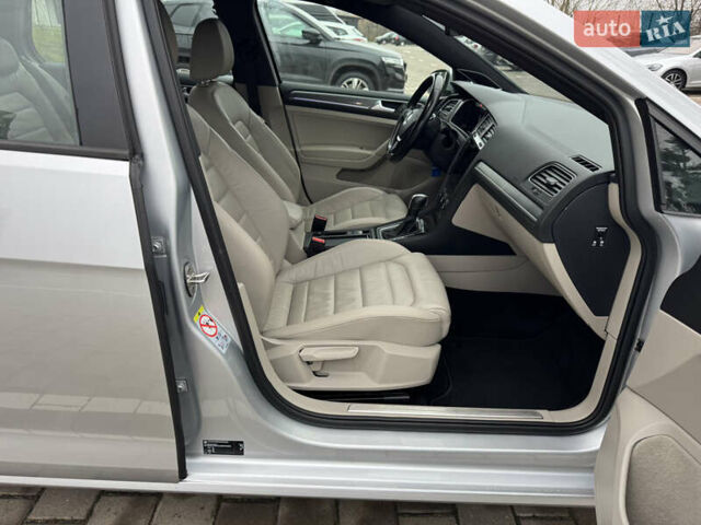 Серый Фольксваген e-Golf, объемом двигателя 0 л и пробегом 91 тыс. км за 15099 $, фото 97 на Automoto.ua