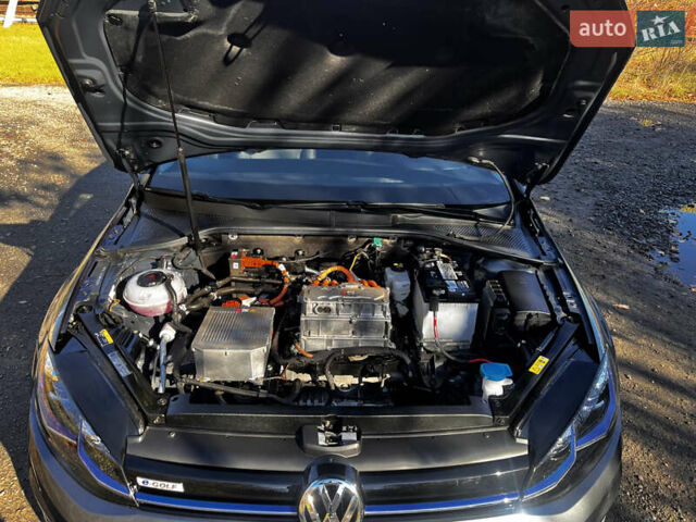 Серый Фольксваген e-Golf, объемом двигателя 0 л и пробегом 127 тыс. км за 11950 $, фото 49 на Automoto.ua