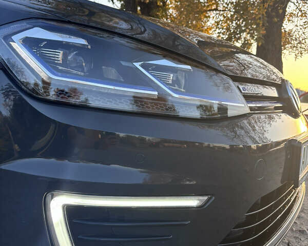 Серый Фольксваген e-Golf, объемом двигателя 0 л и пробегом 93 тыс. км за 15000 $, фото 8 на Automoto.ua