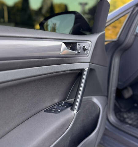 Серый Фольксваген e-Golf, объемом двигателя 0 л и пробегом 96 тыс. км за 15300 $, фото 21 на Automoto.ua