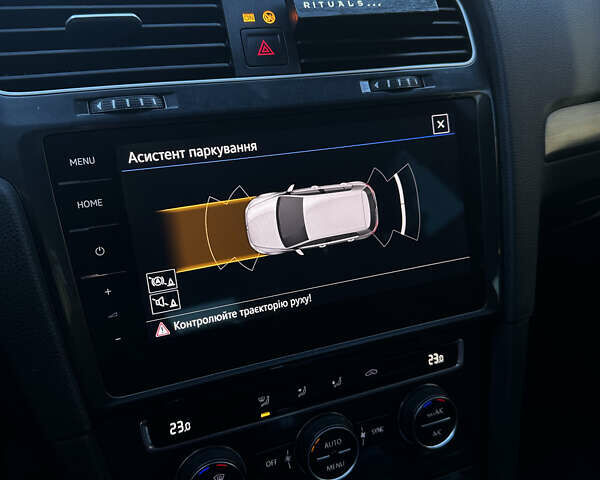 Серый Фольксваген e-Golf, объемом двигателя 0 л и пробегом 63 тыс. км за 14900 $, фото 20 на Automoto.ua