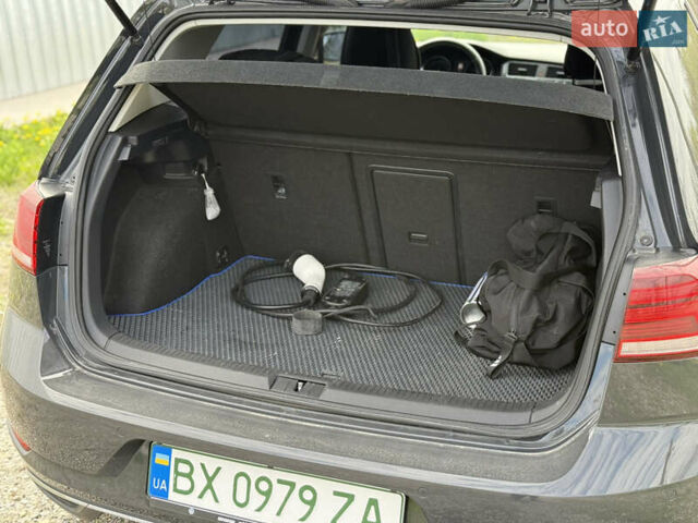 Серый Фольксваген e-Golf, объемом двигателя 0 л и пробегом 79 тыс. км за 12500 $, фото 18 на Automoto.ua