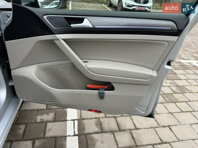 Серый Фольксваген e-Golf, объемом двигателя 0 л и пробегом 91 тыс. км за 15099 $, фото 96 на Automoto.ua