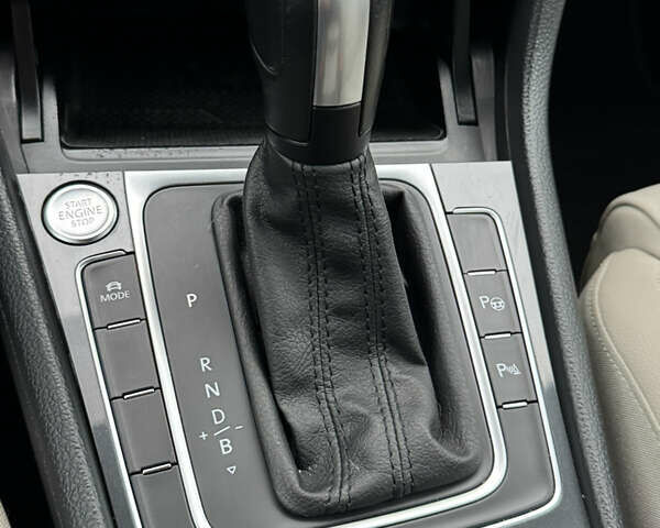 Серый Фольксваген e-Golf, объемом двигателя 0 л и пробегом 91 тыс. км за 15099 $, фото 74 на Automoto.ua