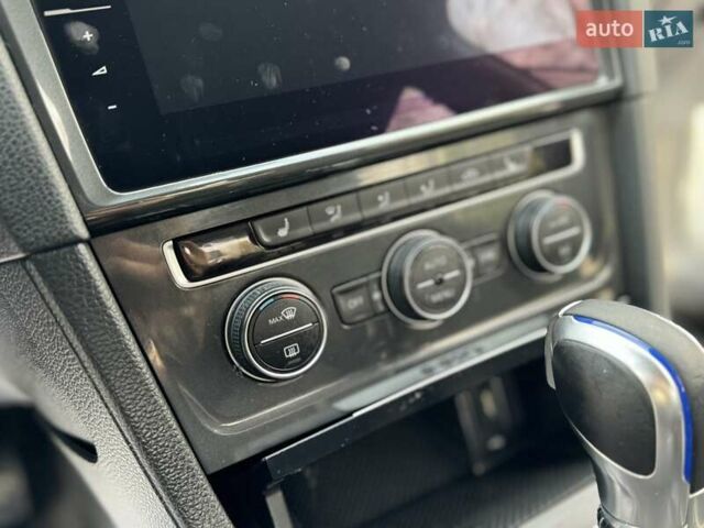 Серый Фольксваген e-Golf, объемом двигателя 0 л и пробегом 100 тыс. км за 12300 $, фото 36 на Automoto.ua