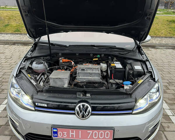 Серый Фольксваген e-Golf, объемом двигателя 0 л и пробегом 91 тыс. км за 15099 $, фото 117 на Automoto.ua