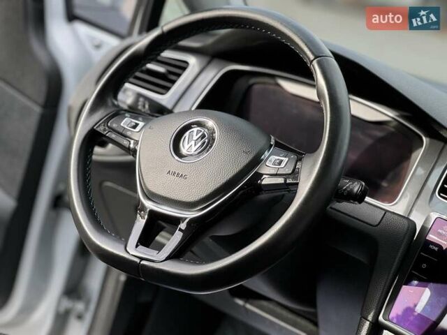 Серый Фольксваген e-Golf, объемом двигателя 0 л и пробегом 100 тыс. км за 12300 $, фото 45 на Automoto.ua