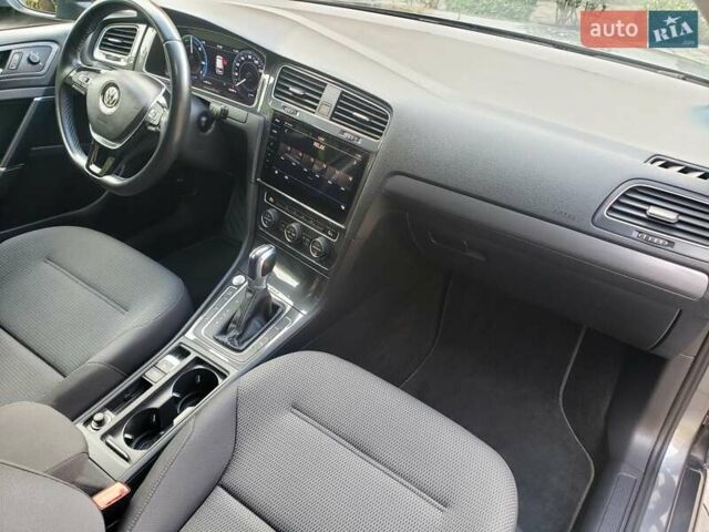 Серый Фольксваген e-Golf, объемом двигателя 0 л и пробегом 65 тыс. км за 13950 $, фото 48 на Automoto.ua