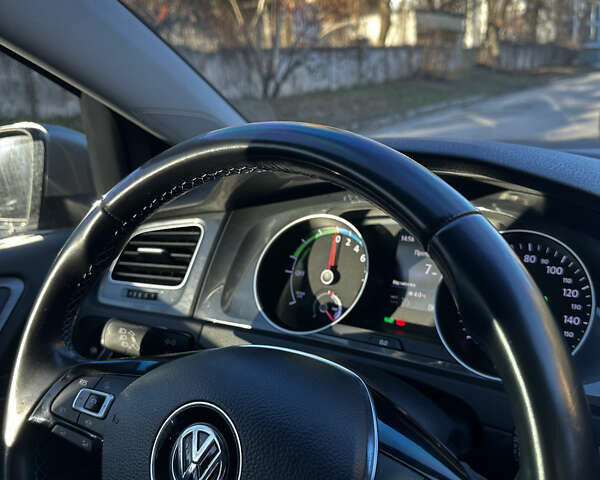 Серый Фольксваген e-Golf, объемом двигателя 0 л и пробегом 63 тыс. км за 14900 $, фото 12 на Automoto.ua
