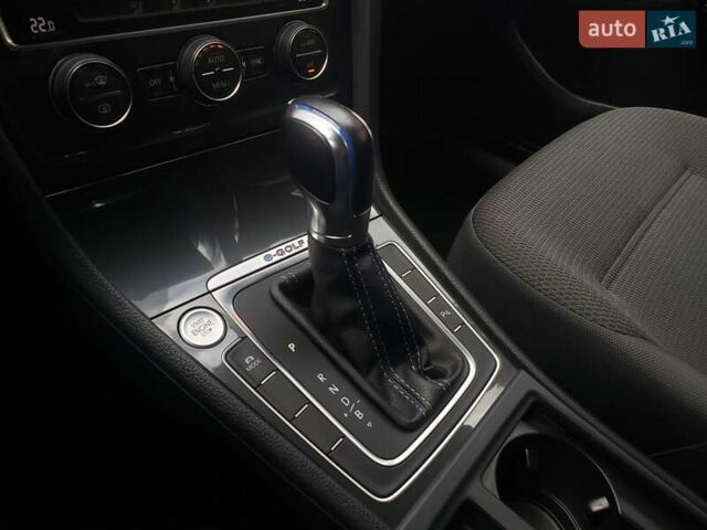 Серый Фольксваген e-Golf, объемом двигателя 0 л и пробегом 65 тыс. км за 13950 $, фото 65 на Automoto.ua