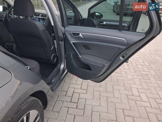 Серый Фольксваген e-Golf, объемом двигателя 0 л и пробегом 97 тыс. км за 11900 $, фото 12 на Automoto.ua