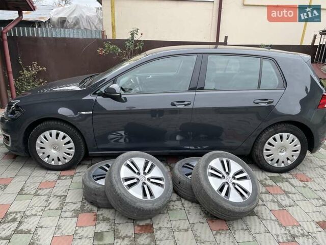 Серый Фольксваген e-Golf, объемом двигателя 0 л и пробегом 84 тыс. км за 15600 $, фото 60 на Automoto.ua