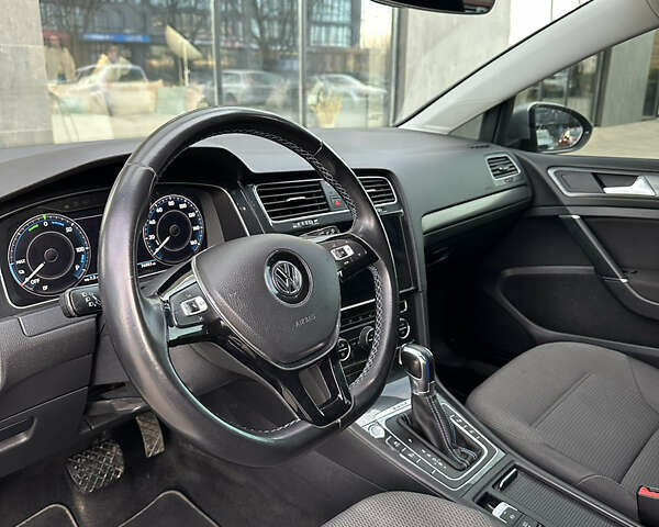 Серый Фольксваген e-Golf, объемом двигателя 0 л и пробегом 76 тыс. км за 13800 $, фото 27 на Automoto.ua