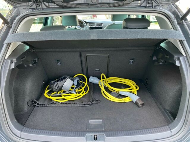 Серый Фольксваген e-Golf, объемом двигателя 0 л и пробегом 44 тыс. км за 17500 $, фото 74 на Automoto.ua