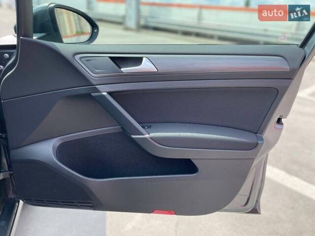 Серый Фольксваген e-Golf, объемом двигателя 0 л и пробегом 123 тыс. км за 12900 $, фото 31 на Automoto.ua