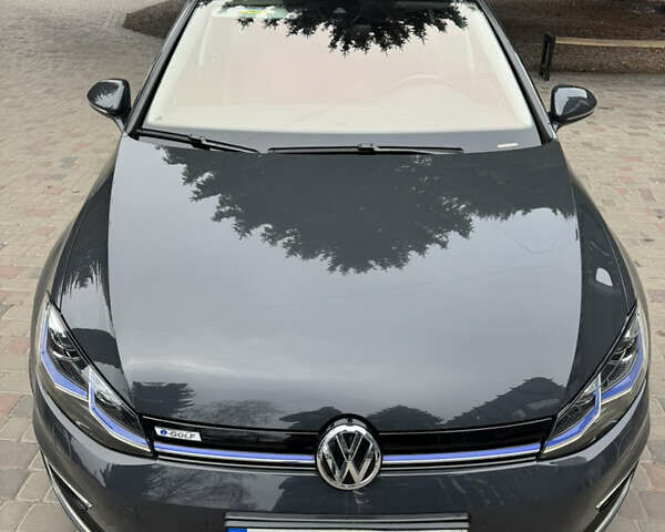 Серый Фольксваген e-Golf, объемом двигателя 0 л и пробегом 95 тыс. км за 13000 $, фото 1 на Automoto.ua