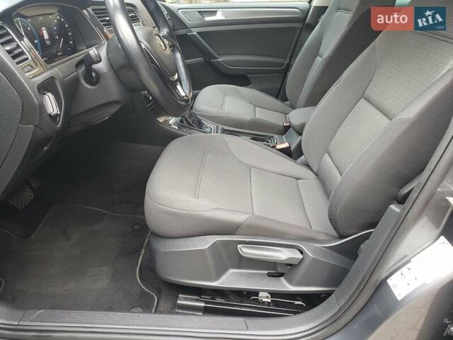 Серый Фольксваген e-Golf, объемом двигателя 0 л и пробегом 65 тыс. км за 13950 $, фото 42 на Automoto.ua