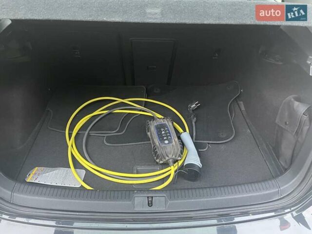 Серый Фольксваген e-Golf, объемом двигателя 0 л и пробегом 84 тыс. км за 15600 $, фото 61 на Automoto.ua