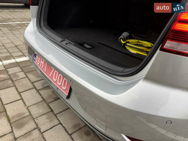 Серый Фольксваген e-Golf, объемом двигателя 0 л и пробегом 91 тыс. км за 15099 $, фото 110 на Automoto.ua
