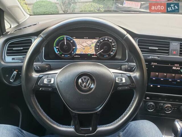 Серый Фольксваген e-Golf, объемом двигателя 0 л и пробегом 65 тыс. км за 13950 $, фото 63 на Automoto.ua