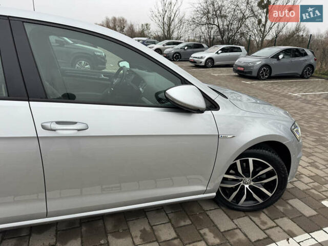 Серый Фольксваген e-Golf, объемом двигателя 0 л и пробегом 91 тыс. км за 15099 $, фото 22 на Automoto.ua