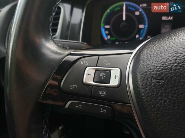 Серый Фольксваген e-Golf, объемом двигателя 0 л и пробегом 65 тыс. км за 13950 $, фото 76 на Automoto.ua