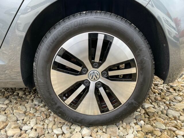 Серый Фольксваген e-Golf, объемом двигателя 0 л и пробегом 102 тыс. км за 13900 $, фото 22 на Automoto.ua