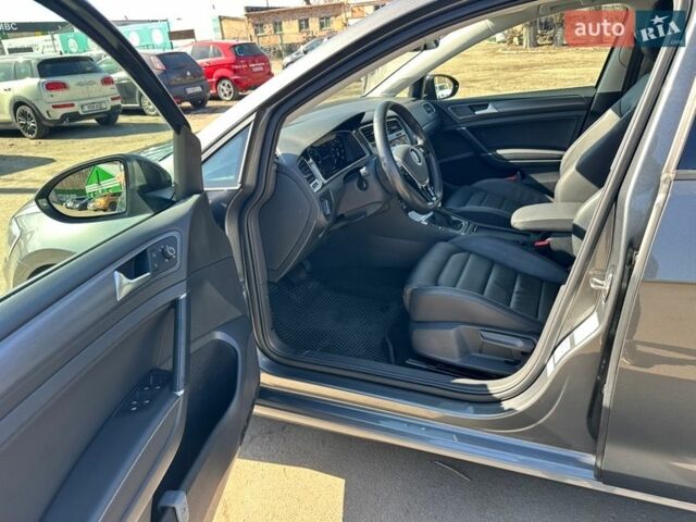 Серый Фольксваген e-Golf, объемом двигателя 0 л и пробегом 98 тыс. км за 15800 $, фото 24 на Automoto.ua