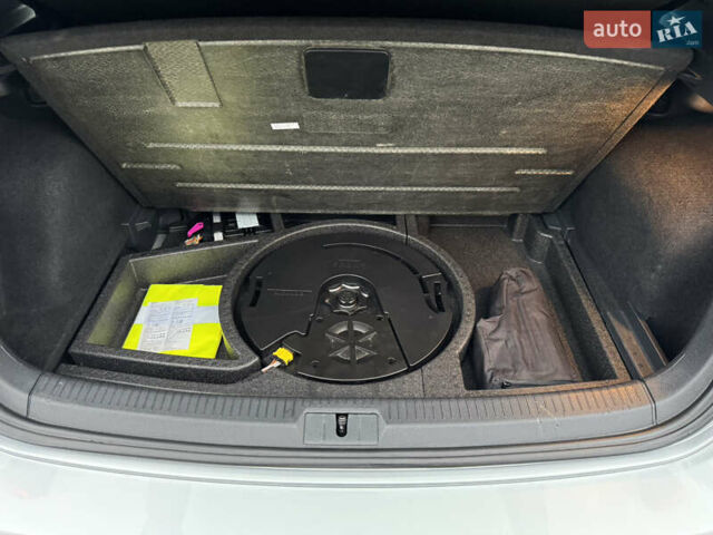 Серый Фольксваген e-Golf, объемом двигателя 0 л и пробегом 91 тыс. км за 15099 $, фото 114 на Automoto.ua