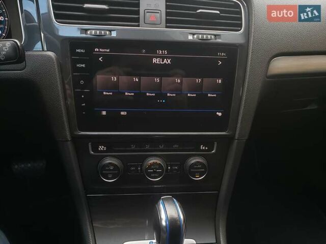 Серый Фольксваген e-Golf, объемом двигателя 0 л и пробегом 65 тыс. км за 13950 $, фото 64 на Automoto.ua