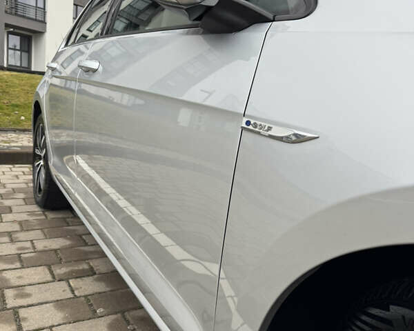 Серый Фольксваген e-Golf, объемом двигателя 0 л и пробегом 91 тыс. км за 15099 $, фото 26 на Automoto.ua