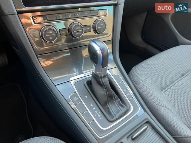 Серый Фольксваген e-Golf, объемом двигателя 0 л и пробегом 123 тыс. км за 12800 $, фото 17 на Automoto.ua