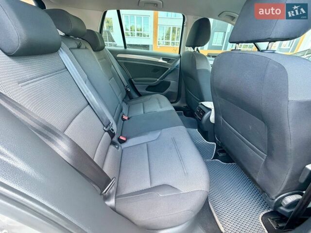 Серый Фольксваген e-Golf, объемом двигателя 0 л и пробегом 95 тыс. км за 13999 $, фото 33 на Automoto.ua