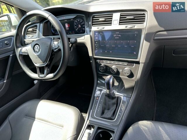 Серый Фольксваген e-Golf, объемом двигателя 0 л и пробегом 42 тыс. км за 19000 $, фото 22 на Automoto.ua