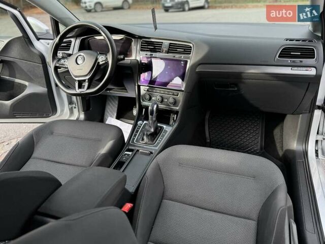 Серый Фольксваген e-Golf, объемом двигателя 0 л и пробегом 100 тыс. км за 12300 $, фото 43 на Automoto.ua