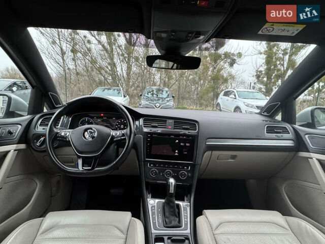 Серый Фольксваген e-Golf, объемом двигателя 0 л и пробегом 91 тыс. км за 15099 $, фото 48 на Automoto.ua