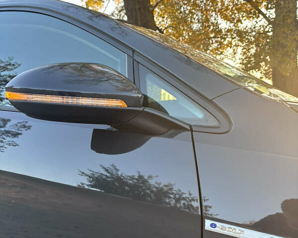 Серый Фольксваген e-Golf, объемом двигателя 0 л и пробегом 93 тыс. км за 15000 $, фото 11 на Automoto.ua