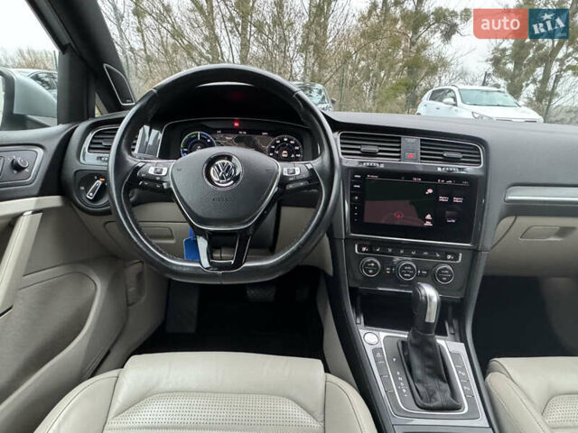 Серый Фольксваген e-Golf, объемом двигателя 0 л и пробегом 91 тыс. км за 15099 $, фото 49 на Automoto.ua