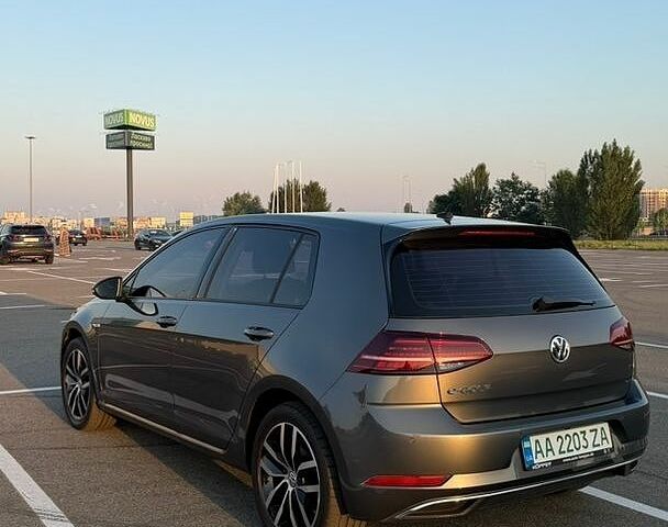 Серый Фольксваген e-Golf, объемом двигателя 0 л и пробегом 80 тыс. км за 18000 $, фото 23 на Automoto.ua