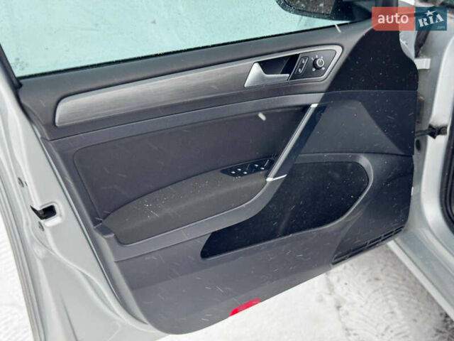 Серый Фольксваген e-Golf, объемом двигателя 0 л и пробегом 59 тыс. км за 13300 $, фото 15 на Automoto.ua