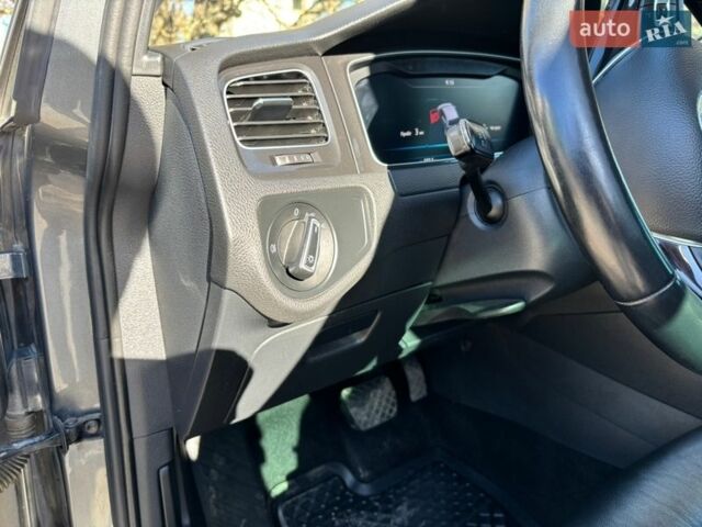 Серый Фольксваген e-Golf, объемом двигателя 0 л и пробегом 121 тыс. км за 14200 $, фото 12 на Automoto.ua