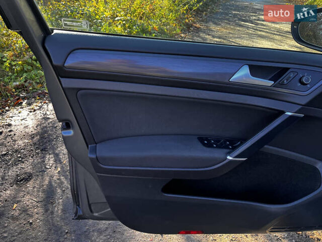 Серый Фольксваген e-Golf, объемом двигателя 0 л и пробегом 127 тыс. км за 11950 $, фото 40 на Automoto.ua