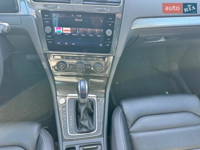 Серый Фольксваген e-Golf, объемом двигателя 0 л и пробегом 98 тыс. км за 15800 $, фото 19 на Automoto.ua