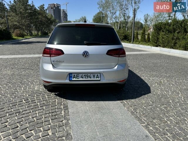 Серый Фольксваген e-Golf, объемом двигателя 0 л и пробегом 42 тыс. км за 19000 $, фото 4 на Automoto.ua