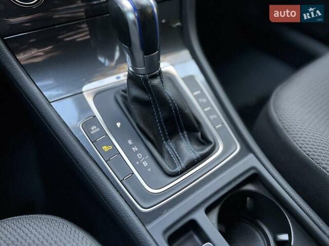 Серый Фольксваген e-Golf, объемом двигателя 0 л и пробегом 140 тыс. км за 13350 $, фото 24 на Automoto.ua