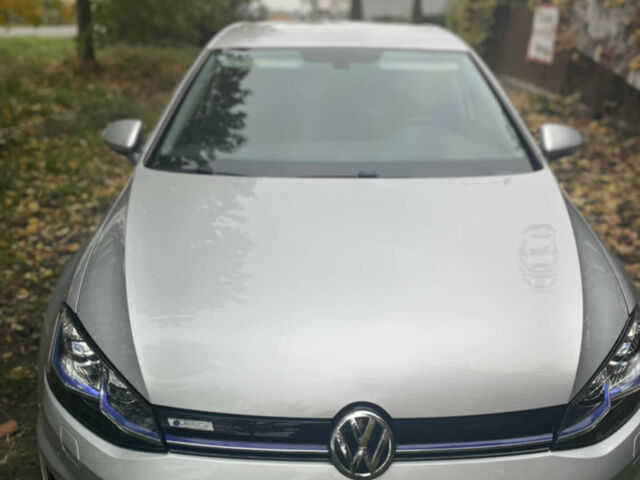 Серый Фольксваген e-Golf, объемом двигателя 0 л и пробегом 31 тыс. км за 25000 $, фото 1 на Automoto.ua