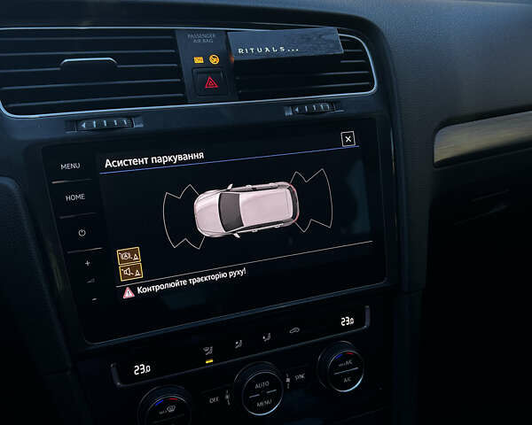 Серый Фольксваген e-Golf, объемом двигателя 0 л и пробегом 63 тыс. км за 14900 $, фото 17 на Automoto.ua