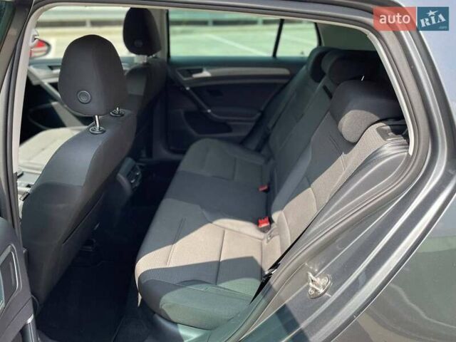Серый Фольксваген e-Golf, объемом двигателя 0 л и пробегом 123 тыс. км за 12900 $, фото 19 на Automoto.ua